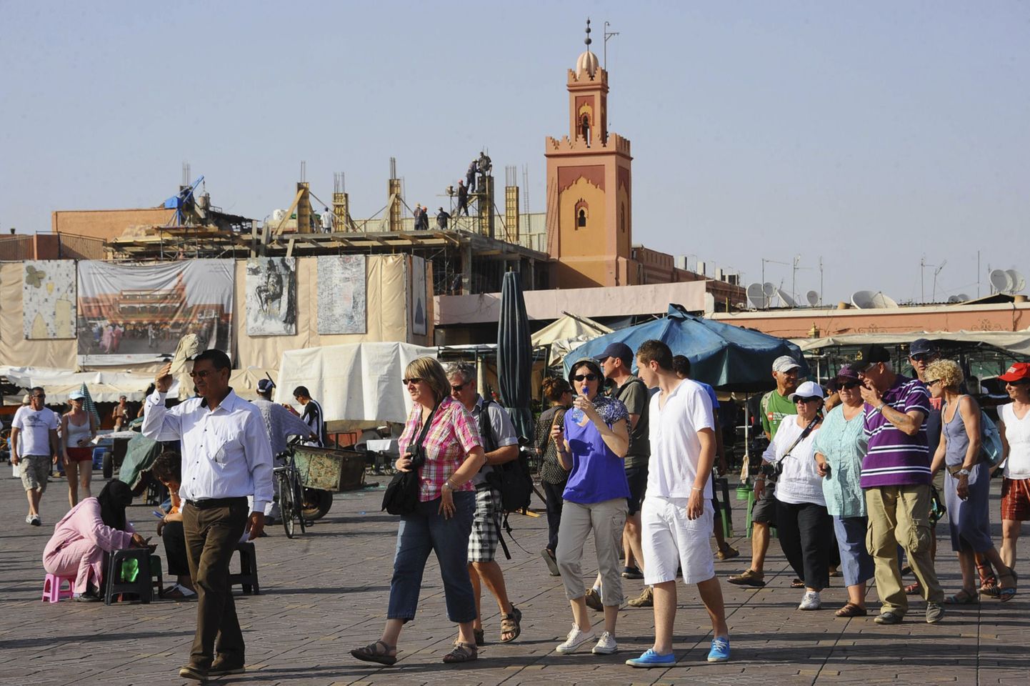 Pildil turistid Marokos Marrakeshis.