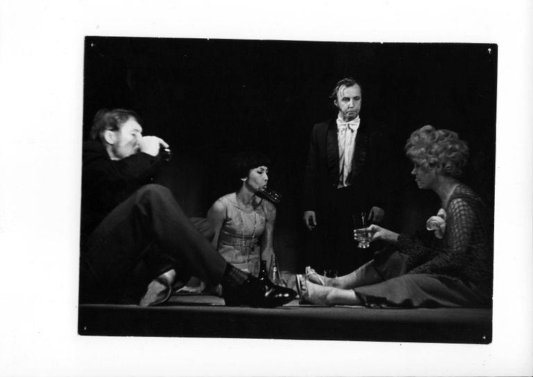 1977. aastal esietendus Pärnus Edward Albee «Kes kardab Virginia Woolfi», lavastaja Adolf Shapiro, Georgi rollis Aane Üksküla, Marthana Linda Rummo, Nickina Villem Indrikson, Honey rollis Tiia Kriisa.