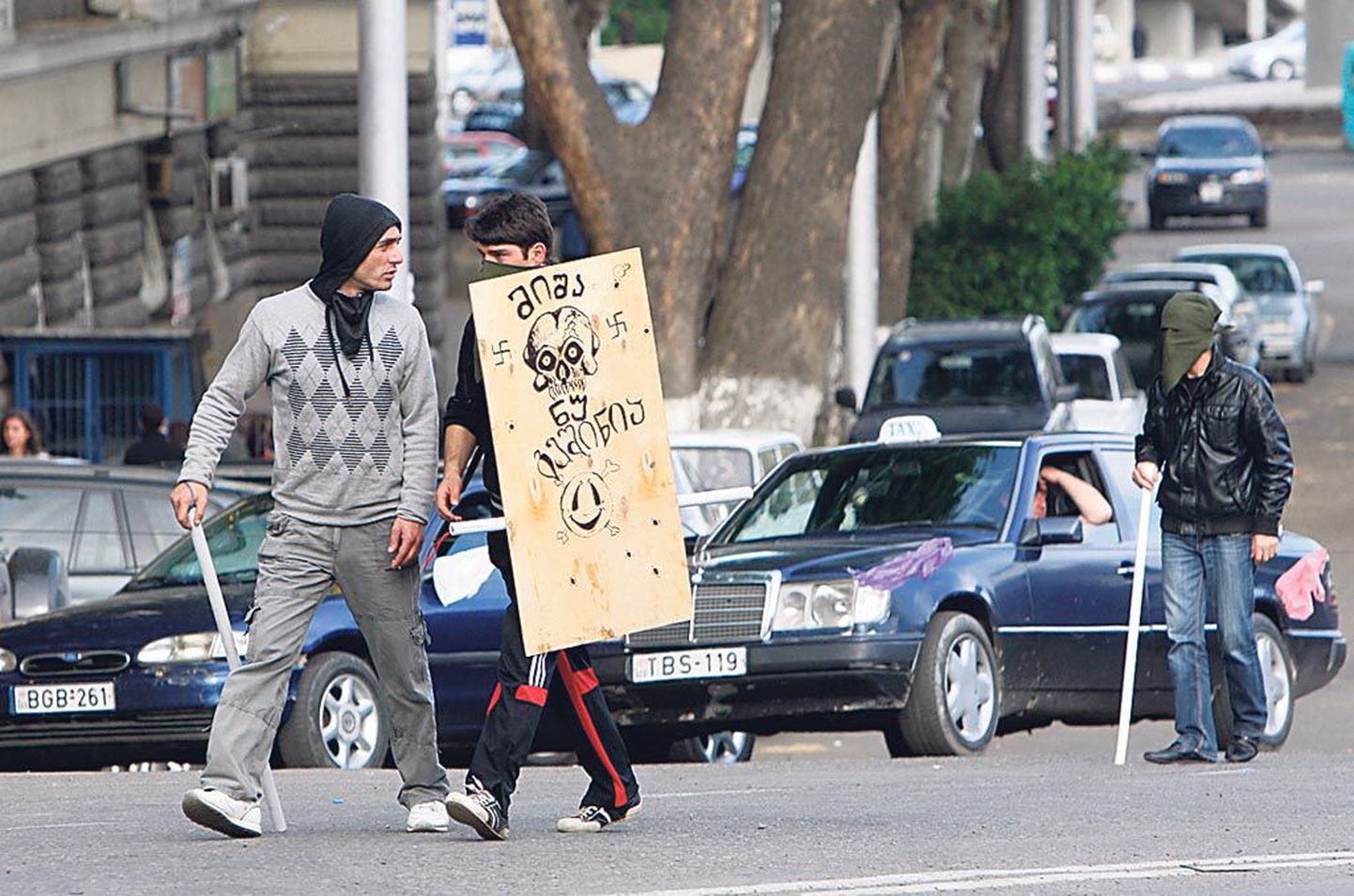 Gruusia opositsiooni toetajad hoiavad kaikaid ja plakatit kirjaga “Miša! Ära karda!”.