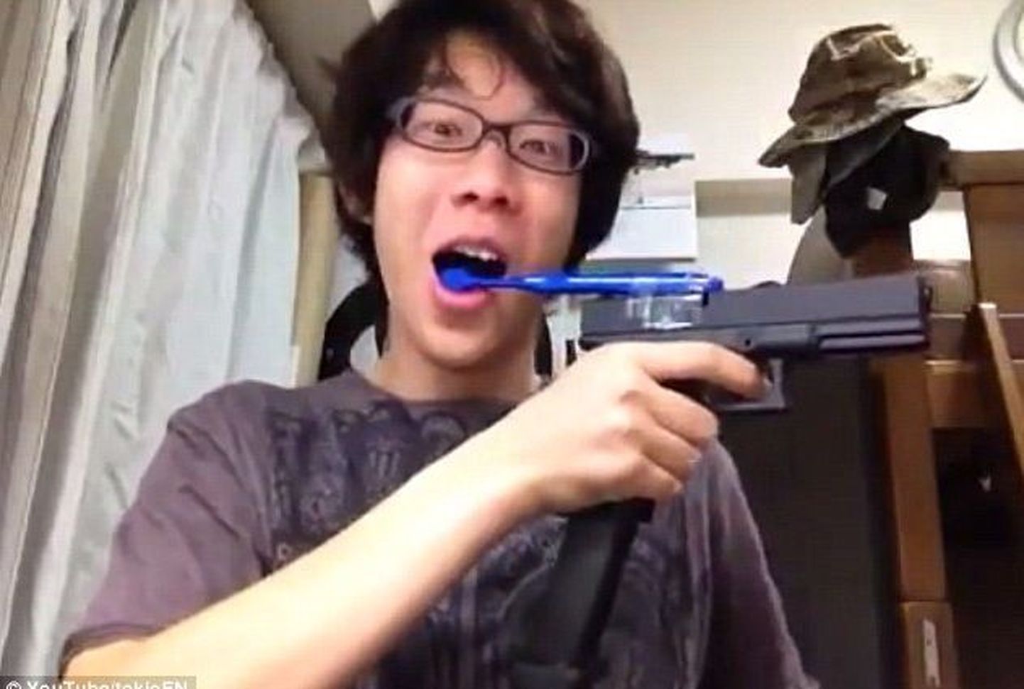 Maailma kõige rumalam teismeline? Jaapani poiss peseb hambaid hambahari relva küljes