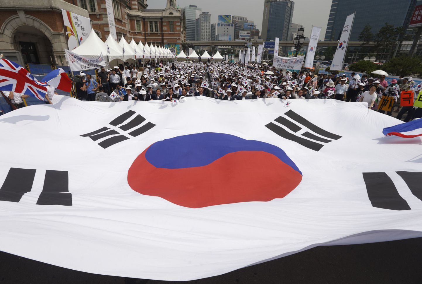 Lõuna-Koreas mäleastatakse Korea sõja alguse 63. aastapäeval selles hukkunuid.