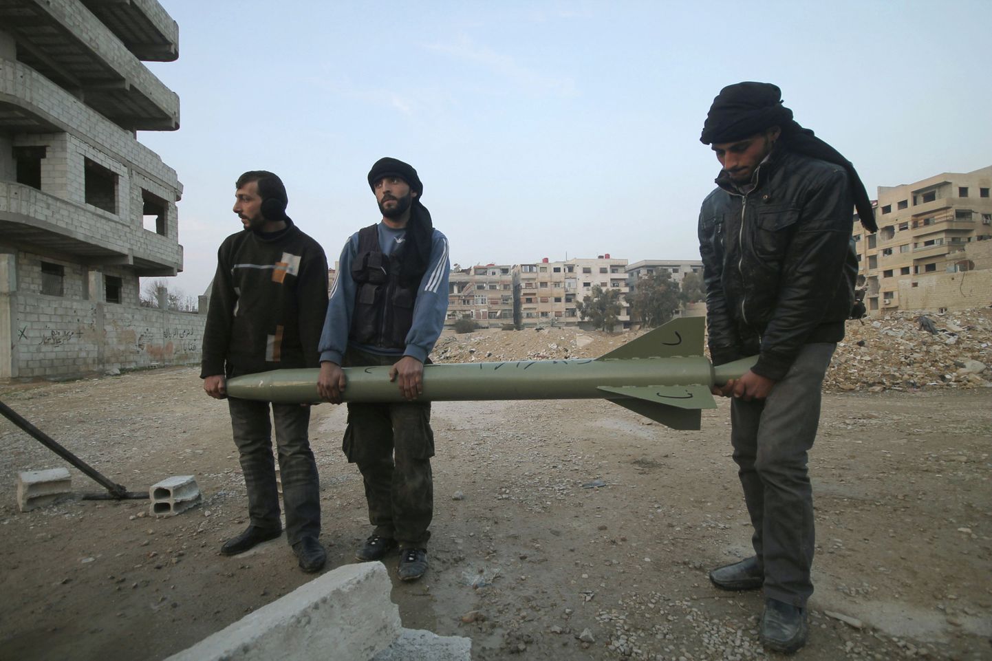 Süüria valitsusvastased raketiga, mis mõni hetk hiljem sqaadeti teele president Bashar Al-Assadi toetavate sõjaväeüksuste pole.