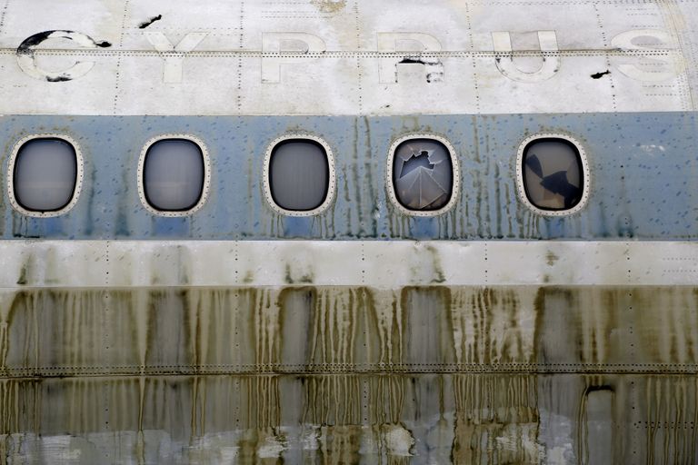 Trident-tüüpi roostetav reisilennuk Nikosia lennujaama territooriumil. Foto: AP/SCANPIX