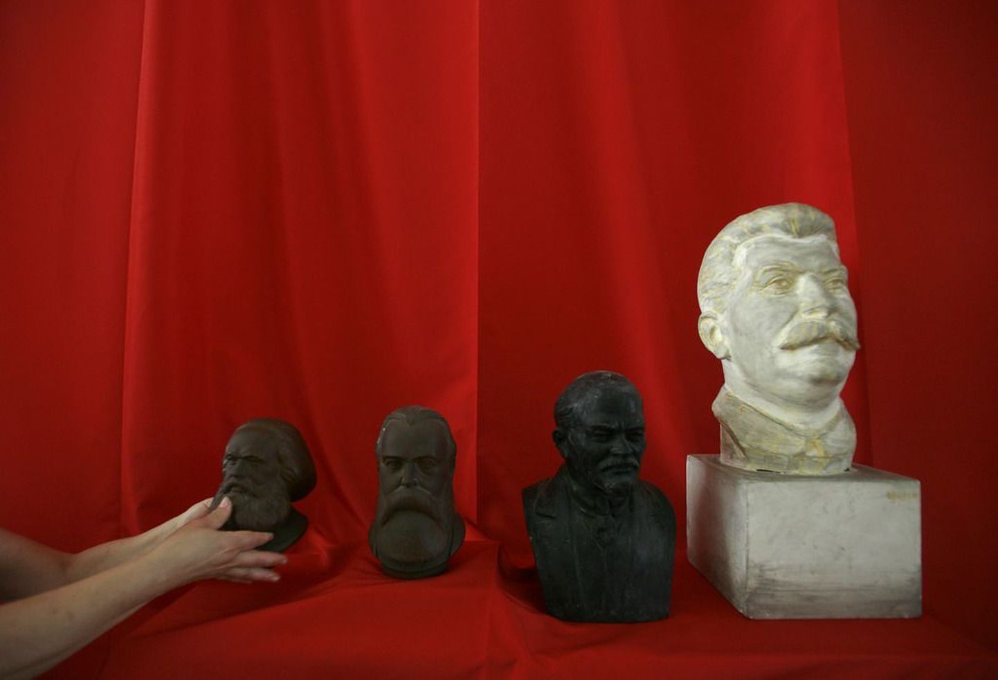 Kommunismi ideoloogide skulptuurid: (vasakult) Karl Marx, Friedrich Engels, Vladimir Iljitš Lenin ja Jossif Stalin.
