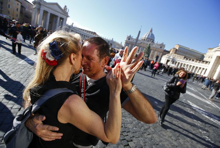 Paar tantsimas tangot Püha Peetruse väljakul Vatikanis (Reuters).