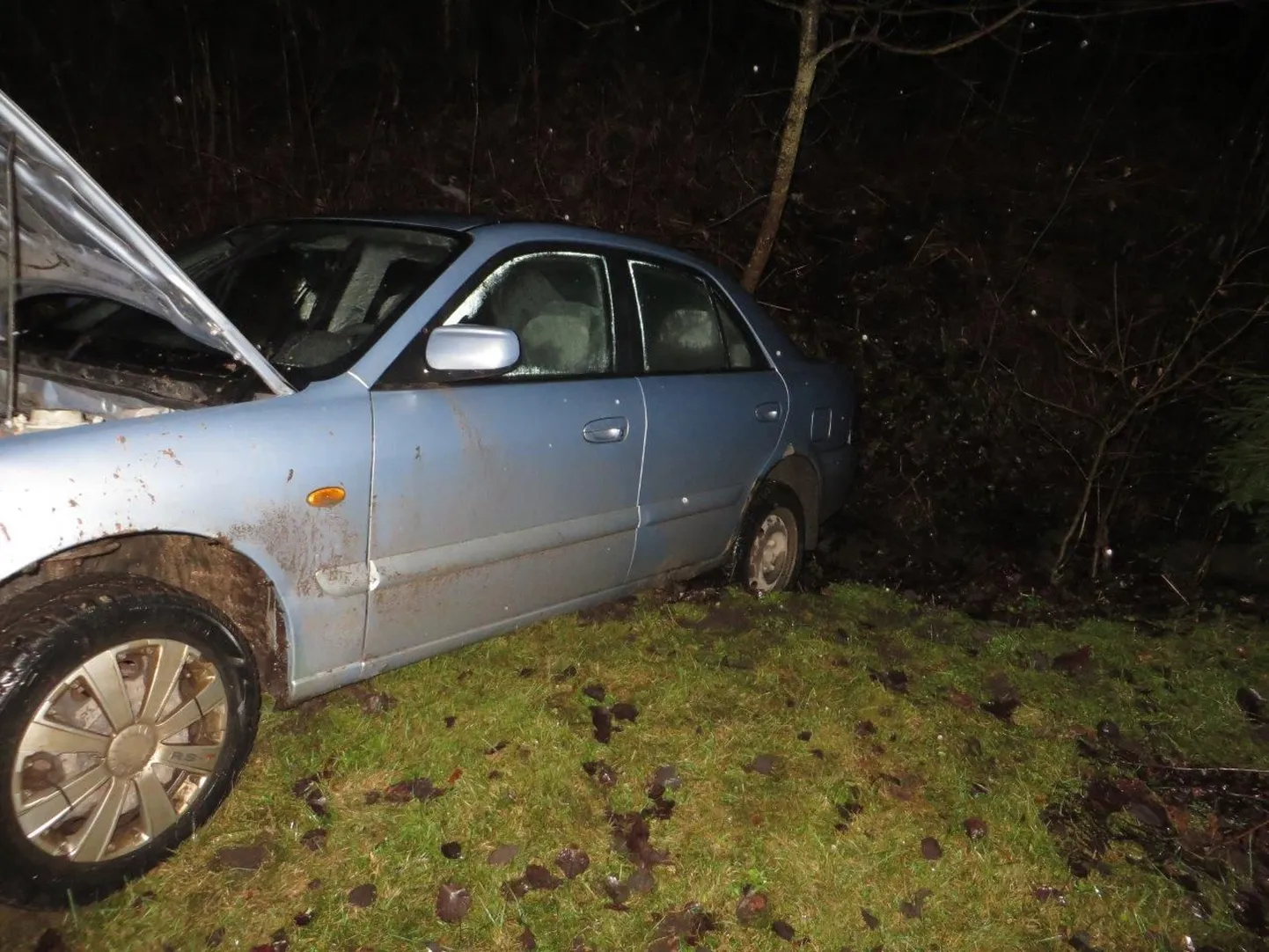 15 aastat vana Mazda oli kraavi tagurdanud, ka oli avariiline selle esiosa.