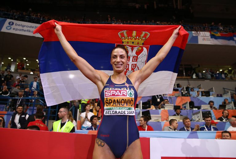 Ivana Španovic tähistamas Serbia lipuga EM-tiitli võitmist.