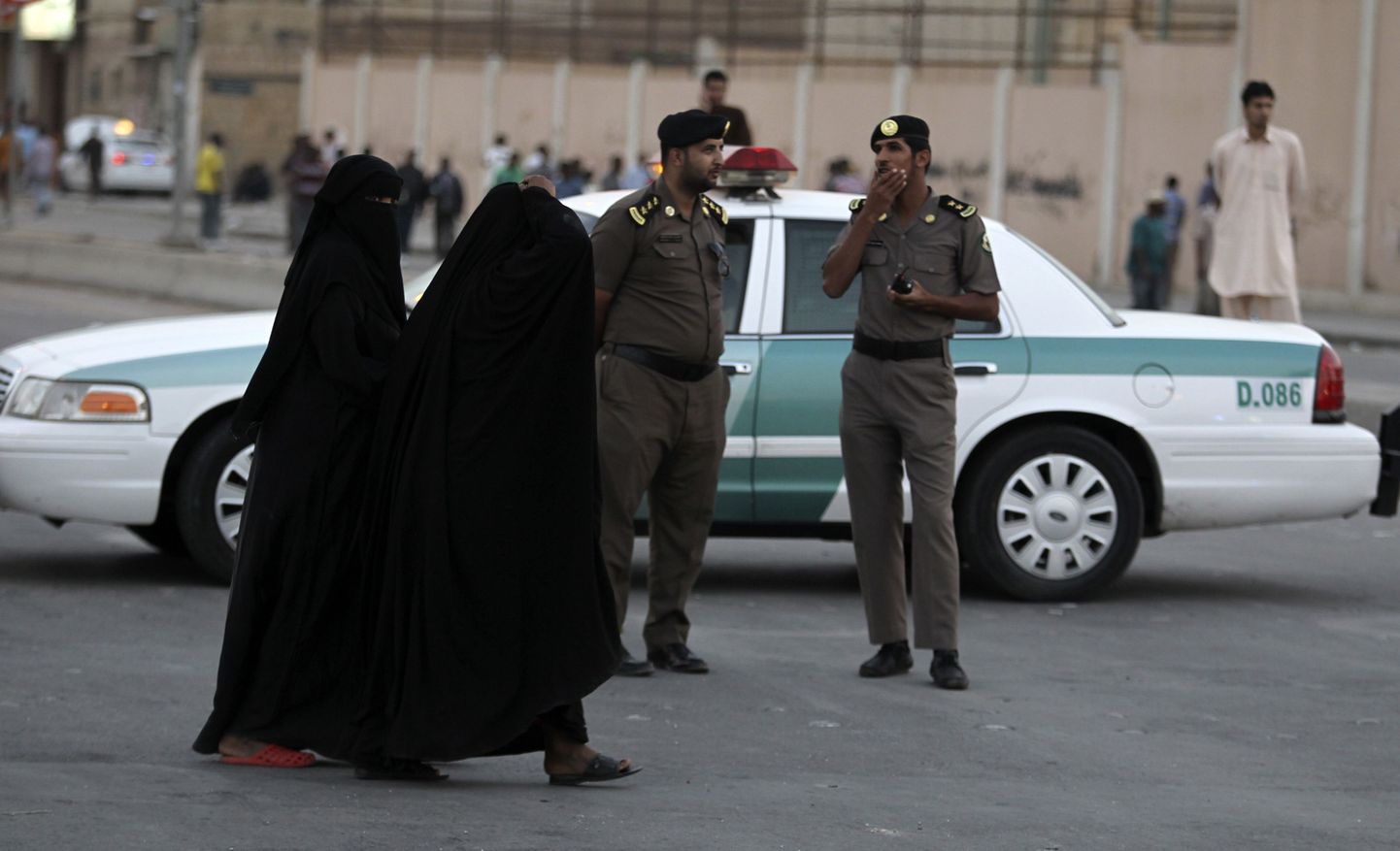 Saudi Araabia politsei tänaval silma peal hoidmas.