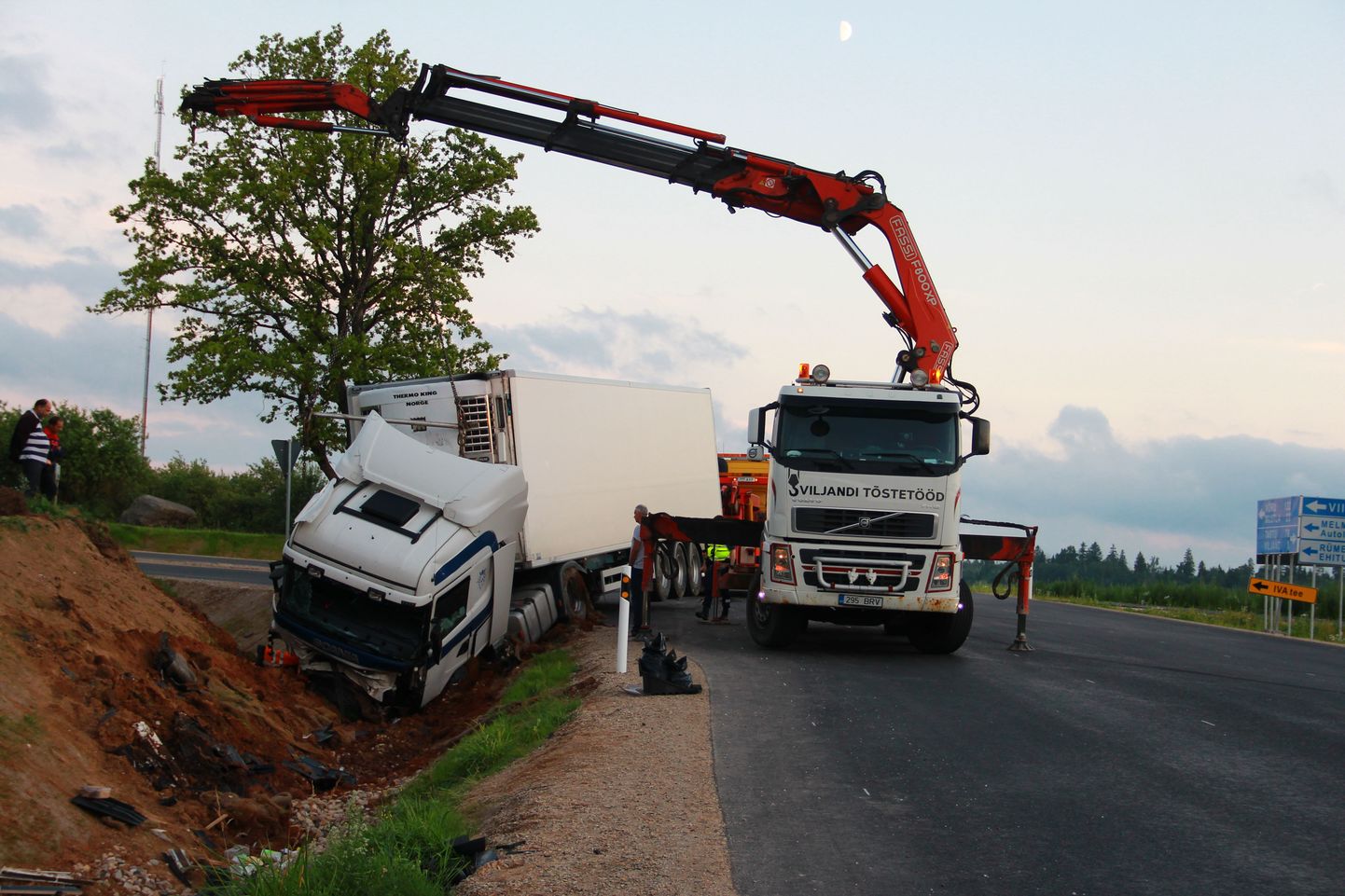 Õnnetusse sattunud Läti veoki teisaldamine Viiratsi maanteekraavist.