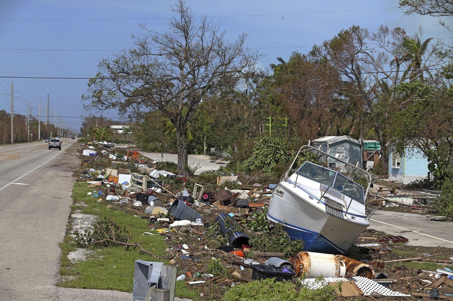 Orkaan Irmaga kaasa tulnud prügi Florida Keysis sõidutee ääres.