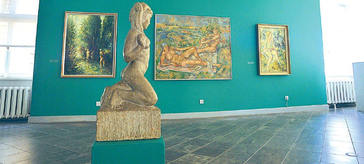 Suurima näitusesaali keskel on Martin Saksa skulptuur «Hommik» (marmor, 1939) ning seinal kolm õlimaali: Aleksander Vardi «Suplejad» (vasakult, 1939) ning Adamson-Ericu «Suvi» (1935) ja «Akt looduses» (1939).