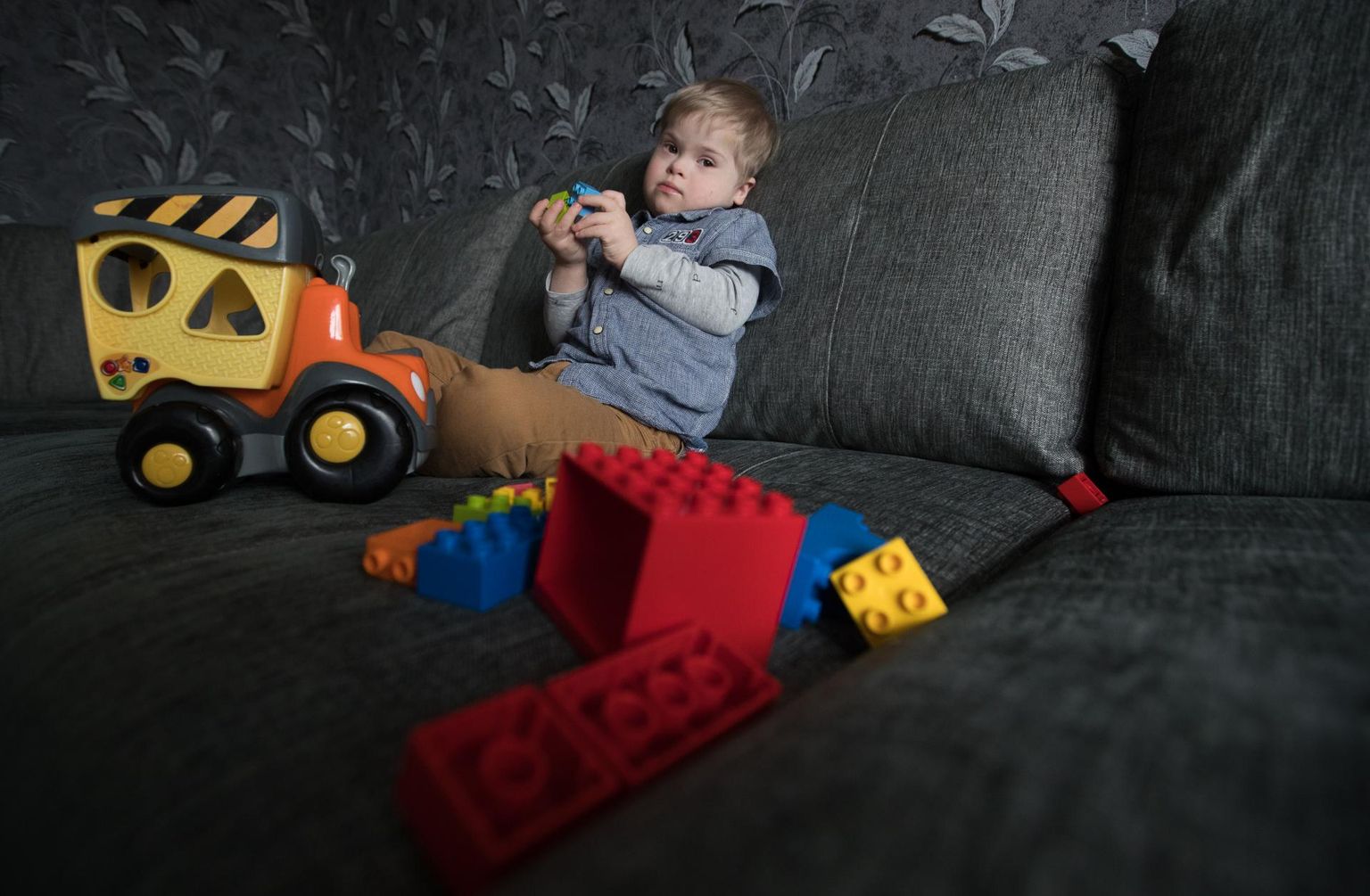 Kolme ja poole aastane Henri võib mitu tundi süvenenult legodega mängida. Kui Downi laps on harjunud midagi omamoodi tegema, siis teda naljalt ümber ei õpeta.
