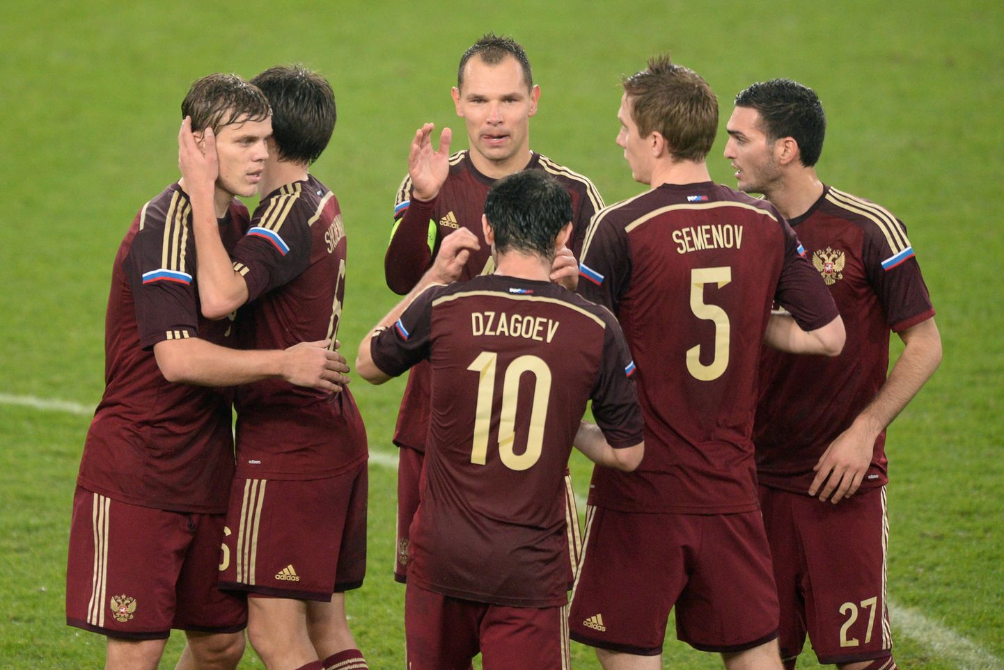 Футболисты сборной России в матче с командой Венгрии.