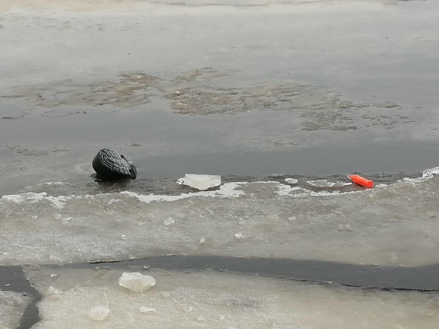 Audru jõe suudme lähedal vajus kaks kalameest läbi jää.