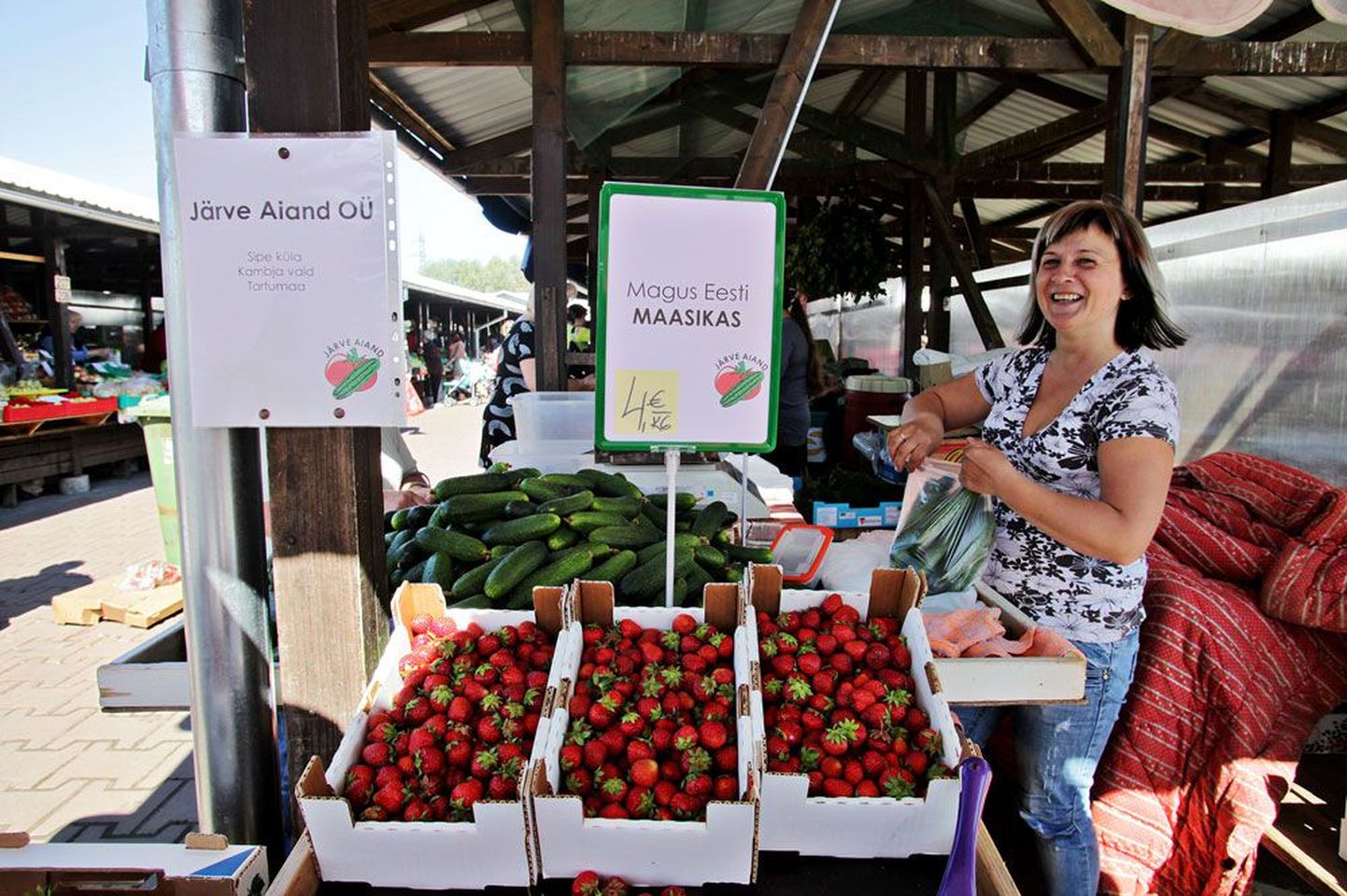 Nädal tagasi müüs Maarika Kivi Eesti maasikaid 12-eurose kilohinnaga. Eile pakkus ta väiksemaid kodumaiseid marju aga kolm korda odavamalt ehk nelja euroga kilo eest. Seevastu kurgi hind on Kivi sõnul jaanipäeva eel tõusnud.