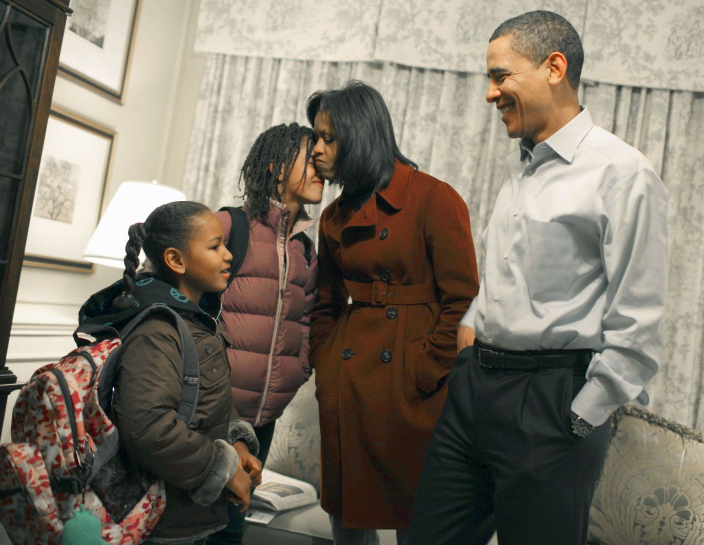 Perekond Obama oma tütreid kooli saatmas.