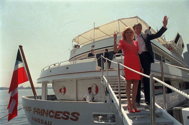4 июля 1998 года, Дональд Трамп с женой Иваной на яхте "The Trump Princess" в Нью-Йорке.