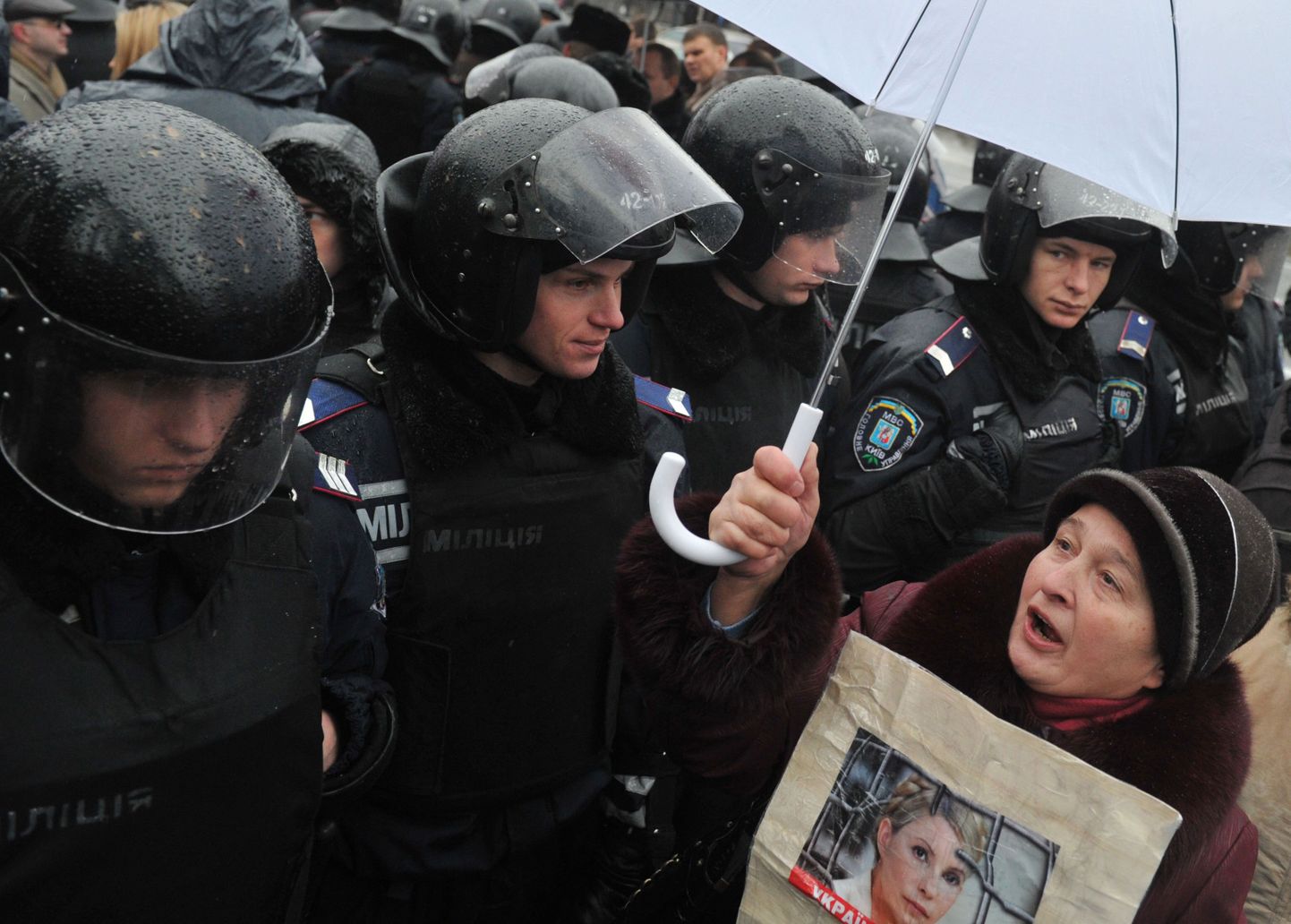 Julia Tõmošenko poolehoidja miilitsatöötajate ees Kiievis.