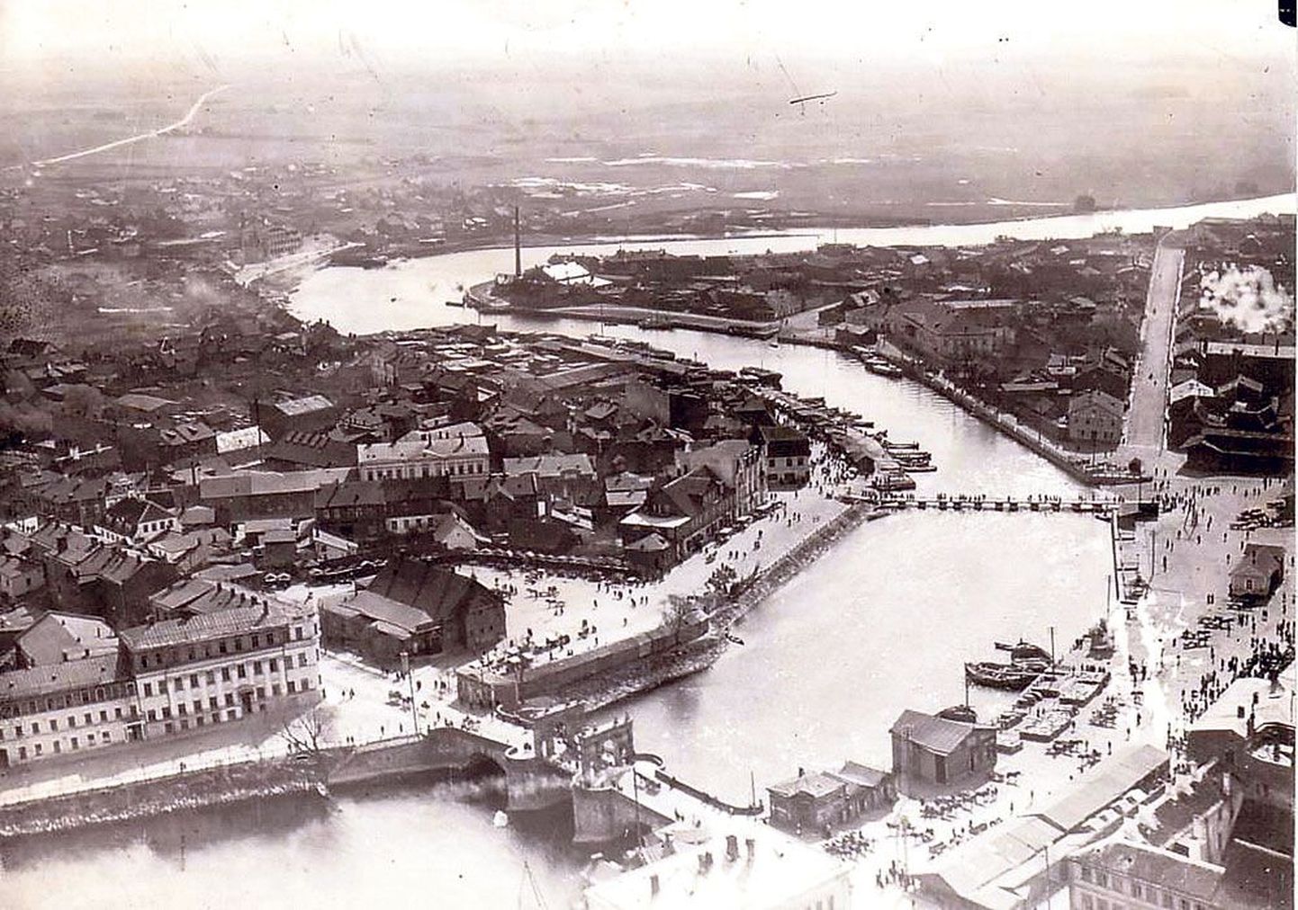 Panoraamvaade Emajõe poolsaarele 13. mail 1918. aastal. Taamalt paistab linna elektrijaama kõrge korsten.