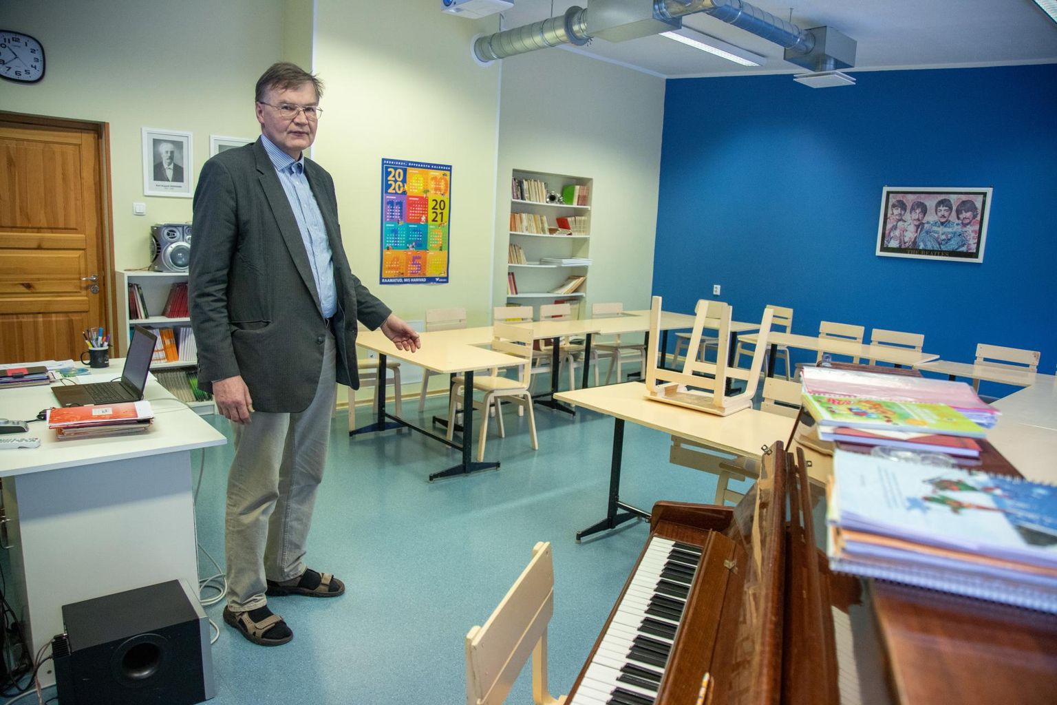 Kolga-Jaani kooli ja lasteaia ning Leie kooli direktor Hasso Kukemelk näitas kooli ruume, kuhu sel aastal kolivad remondi ajaks lasteaialapsed.