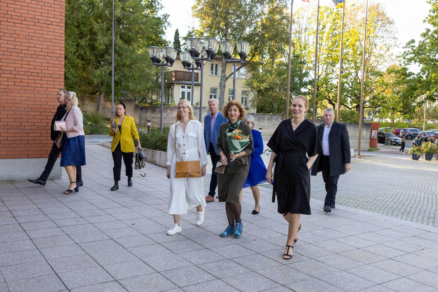 Laupäeva õhtul avas Ugala teater 104. hooaja kahe uuslavastusega, mida kogunes nautima rohkelt inimesi.