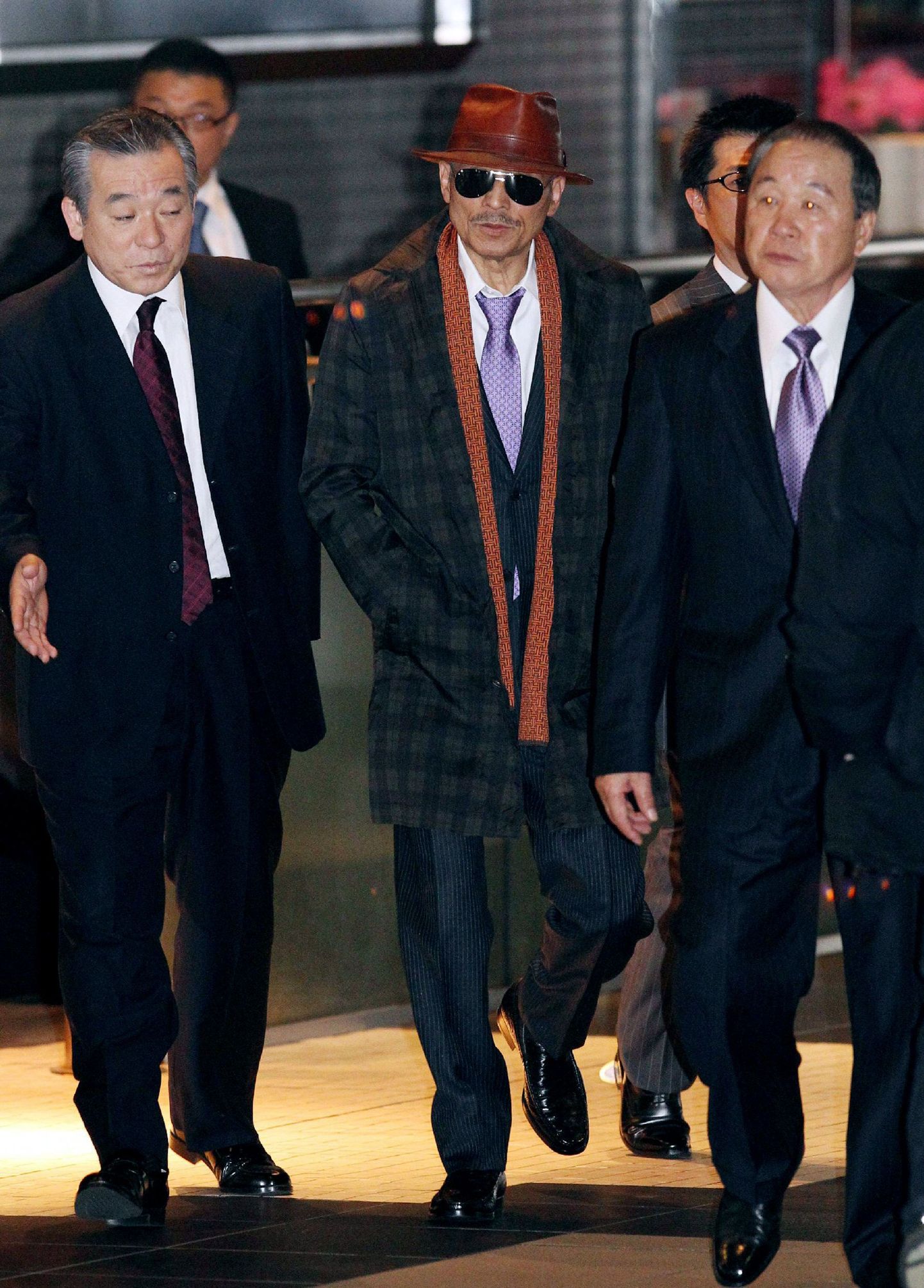 Yamaguchi-gumi juht Kenichi Shinoda (keskel)koos kaaslastega
