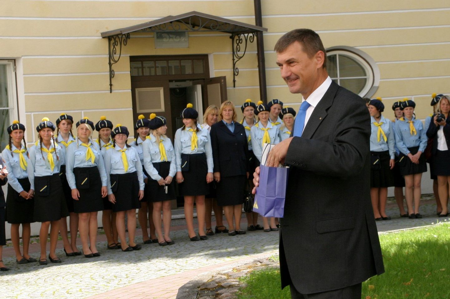 Peaminister Andrus Ansip võõrustas Stenbocki majas kodutütreid