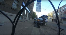 Видео: что делают в Латвии, когда припаркованная машина мешает трамваю