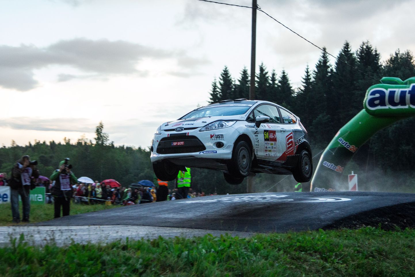 Tänavusel Rally Estonial on võistlemas üle 150 auto, mis kihutavad võidu Tartu-, Valga-, Põlva- ja Võrumaa kruusateedel.