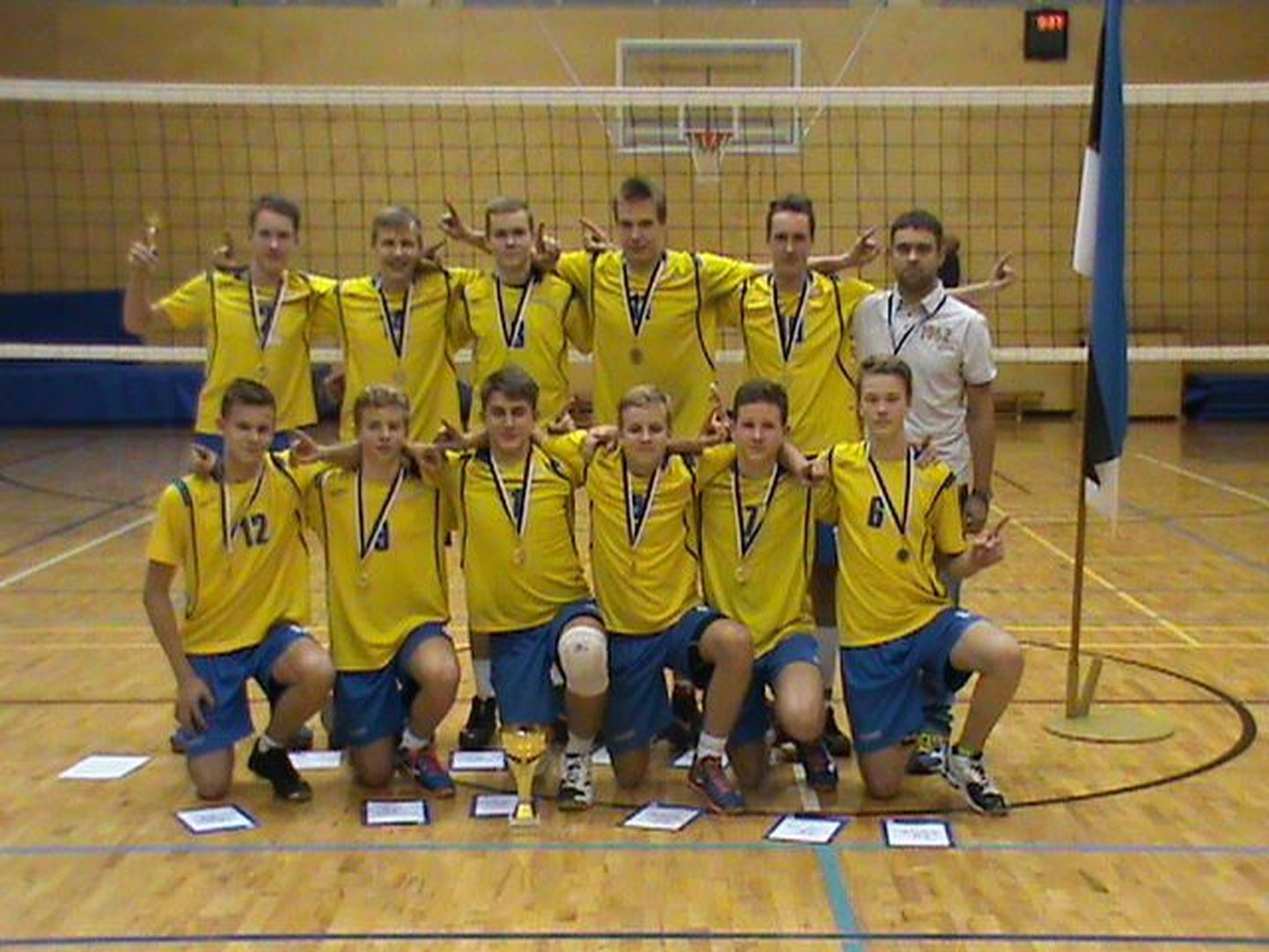 Pärnu spordikooli võidukas meeskond ja treener Toomas Jasmin.