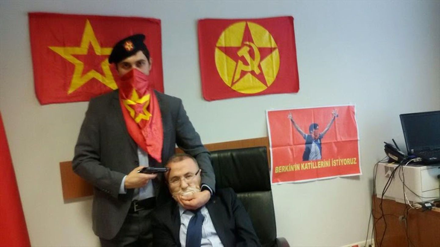 Uudisteagentuuri Ilhase avaldatud kaader täna pantvangi võetud prokurörist Mehmet Selim Kirazist. Väidetavalt on pantvangistajad kohalikust marksistlik-leninistlik organisatsioonist DHKP-C.