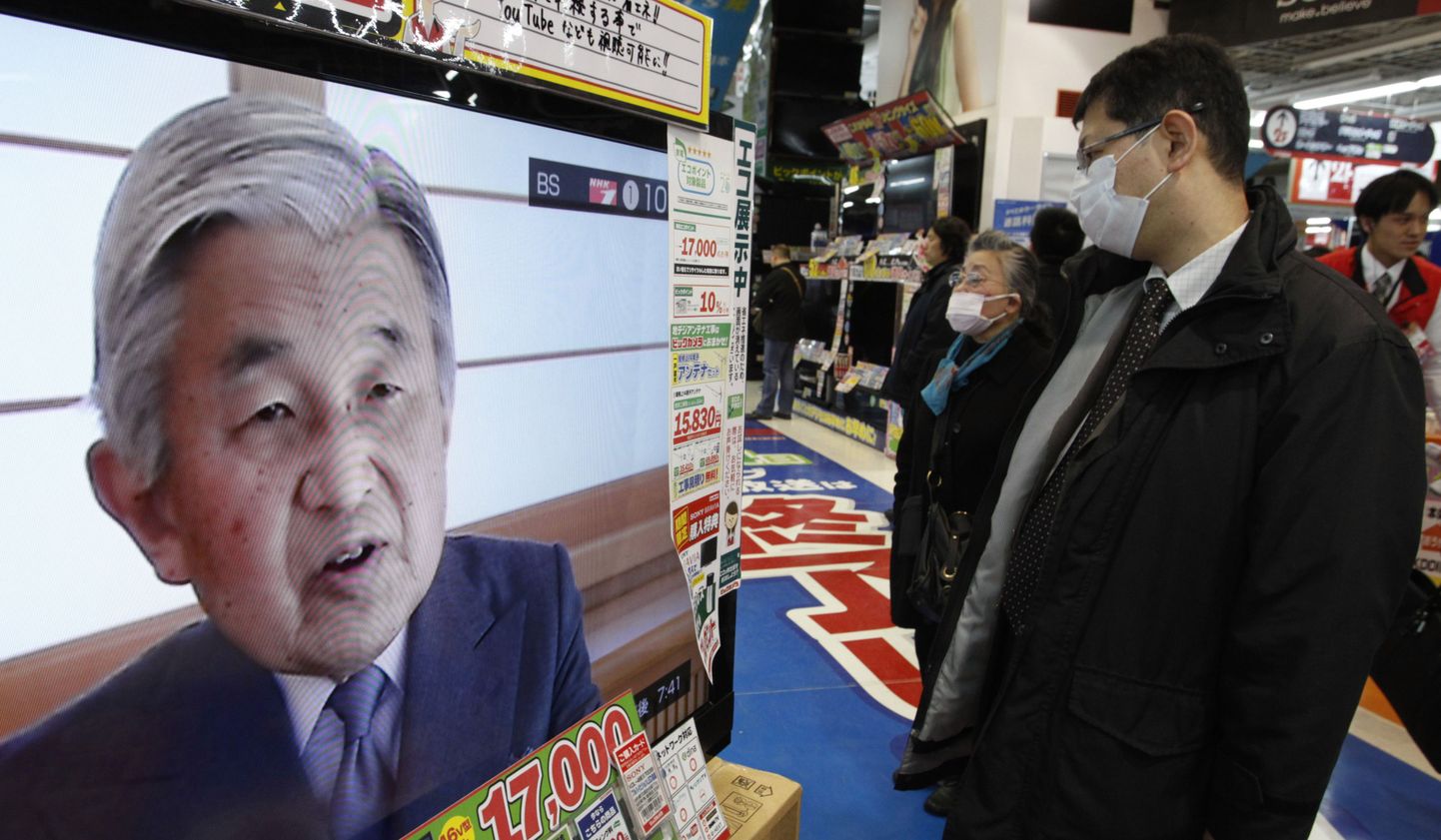 Inimesed vaatamas Jaapani keisri Akihito telepöördumist.