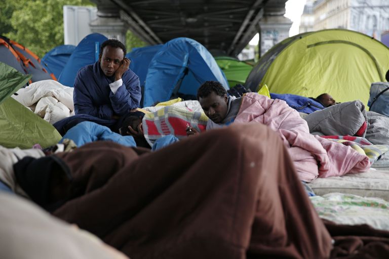 Eritreast tulnud migrandid, kes on seadnud end sisse Pariisis ühe silla all.                                           Foto: Scanpix