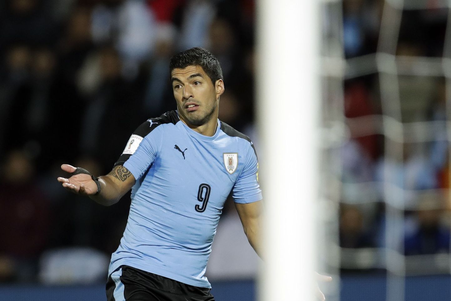 Нападающий сборной Уругвая Суарес в недавнем матче против Аргентины.