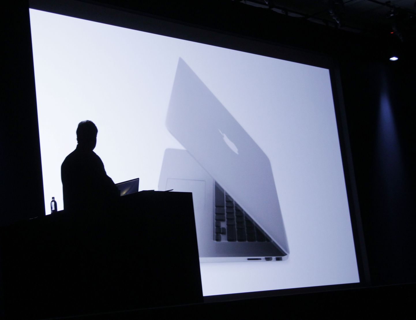 Macbook Pro esitlus eilsel WWDC konverentsil.