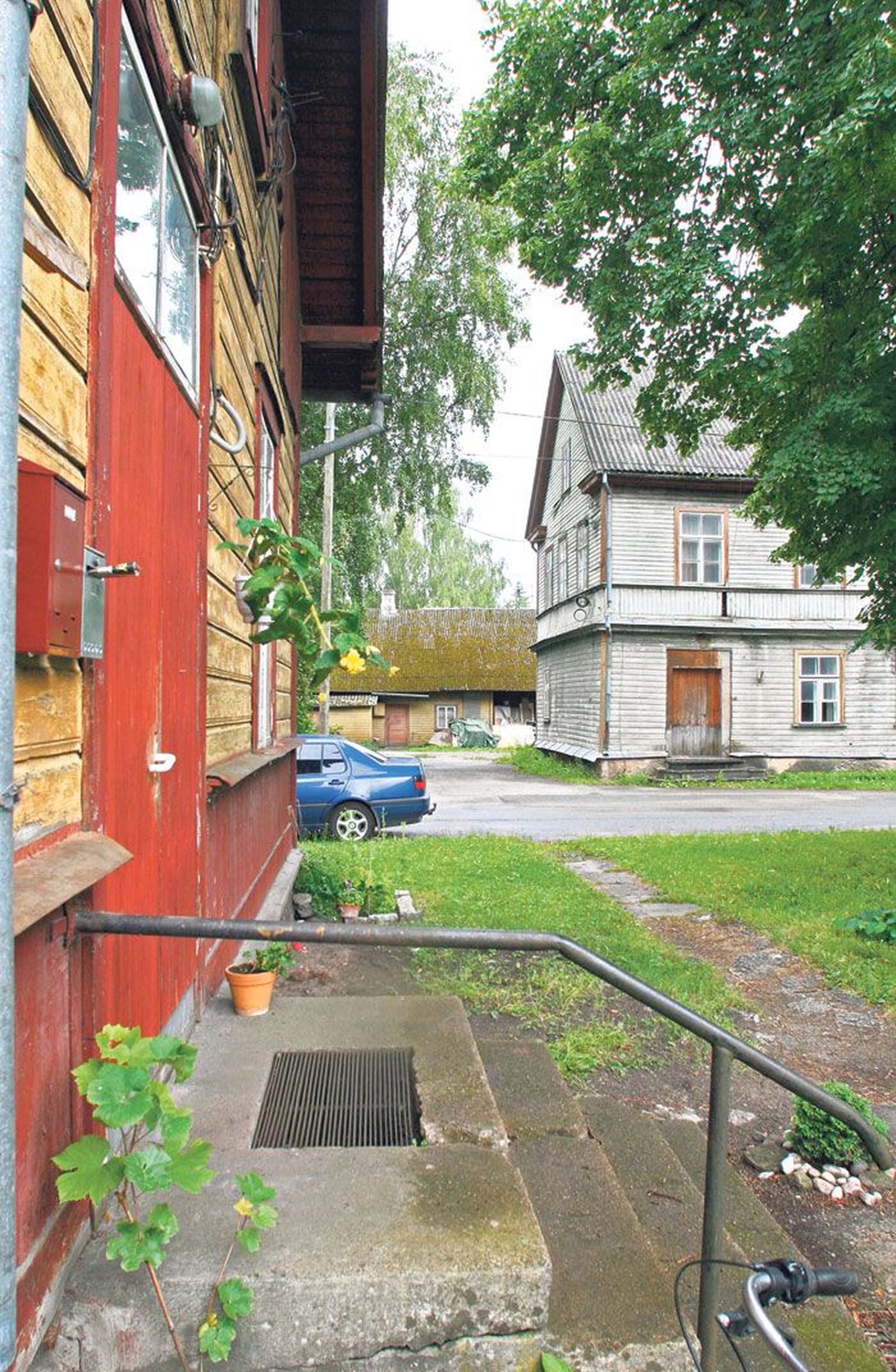 Vaade Lina tänava endise nakkushaigla kvartalis alles jääva Lina 4 maja eest, taamal Lina 7 (paremal) ja Lina 9, mis on kaks lammutamisele määratud majadest.
