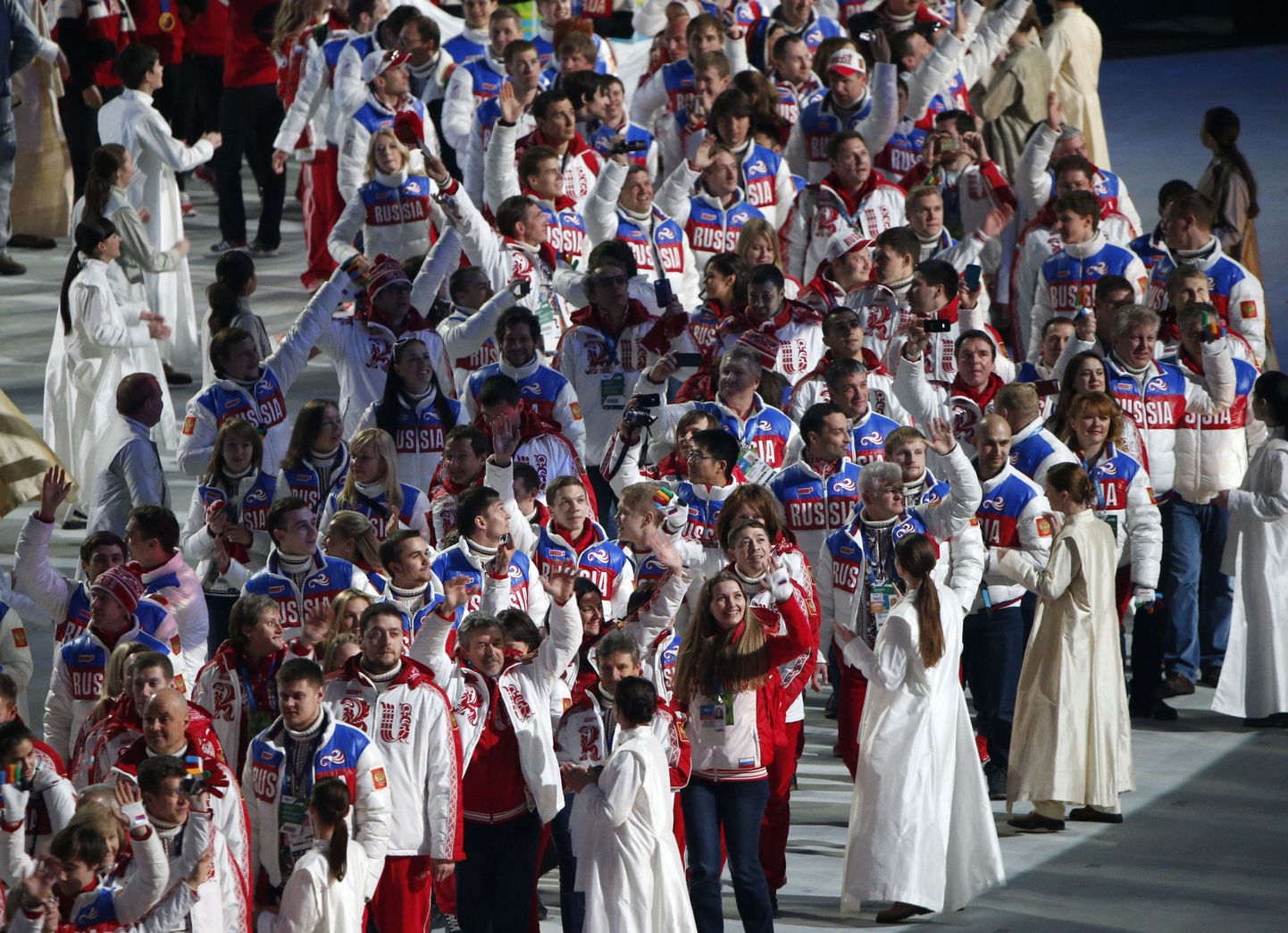 Venemaa olümpiakoondise delegatsiooni liikmed Sotši OMi lõputseremoonial.