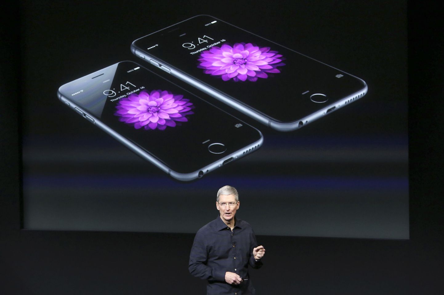 iPhone genereerib Apple'ile nii palju raha, et ettevõte ei jõua seda ära kulutada. Tegevjuht Tim Cook iPhone 6 tutvustamas.