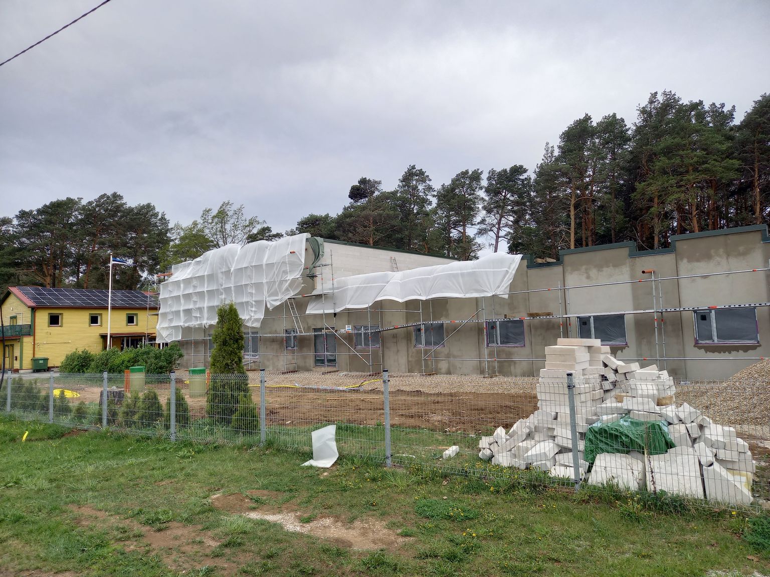 eagi valmiv hooldekodu hoone on oluliselt tulekindlam kui tema eelkäija ning vahepeal möllanud koroonaviirus on ehitusse oma panuse andnud: maja saab vajaduse korral jagada neljaks sektsiooniks.