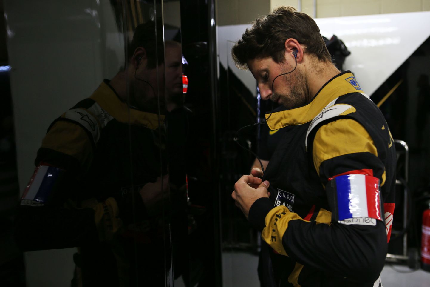 Prantslane Romain Grosjean kannab terrorirünnakute ohvrite mälestuseks käelinti.