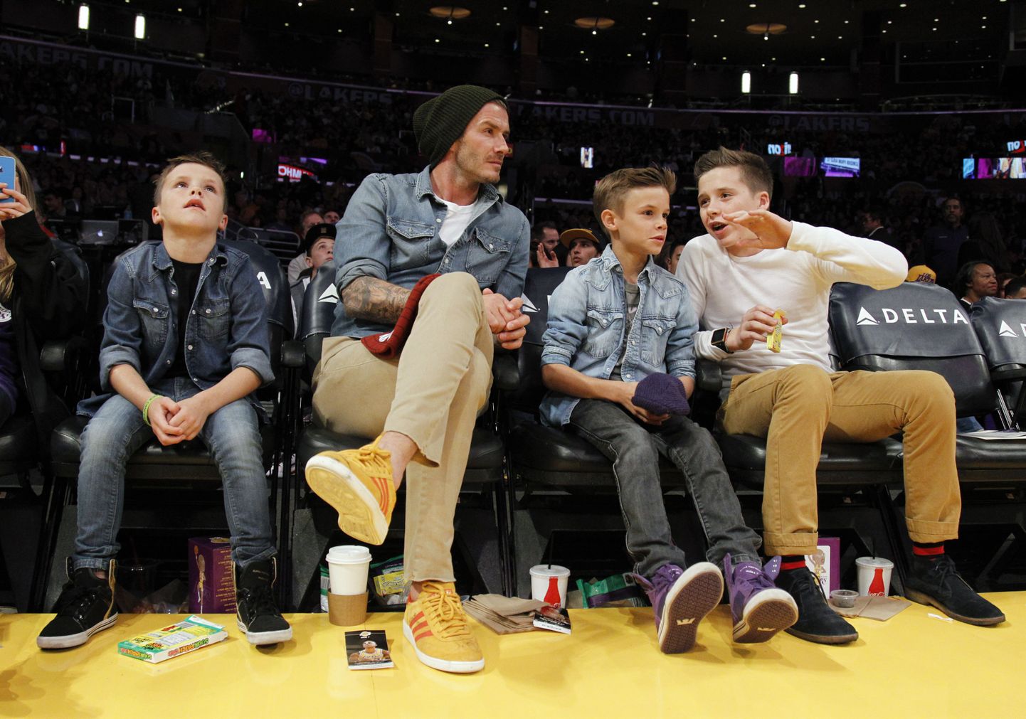 David Beckham oma kolme pojaga.
