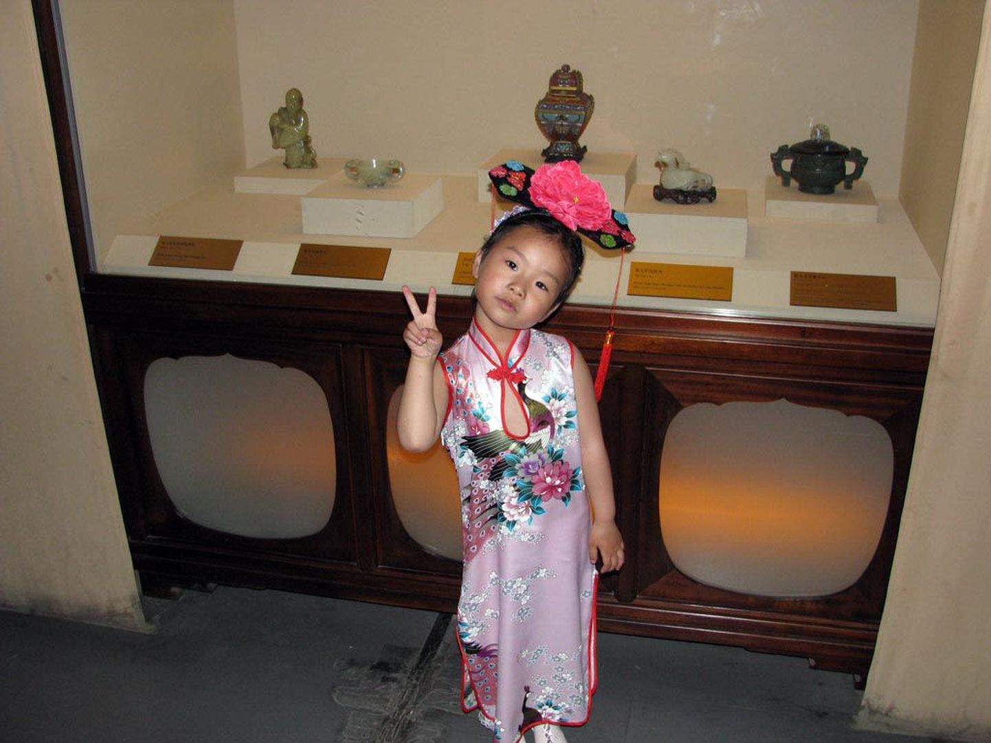 Hiina tüdruk nautis Keelatud Linnas turistide tähelepanu.