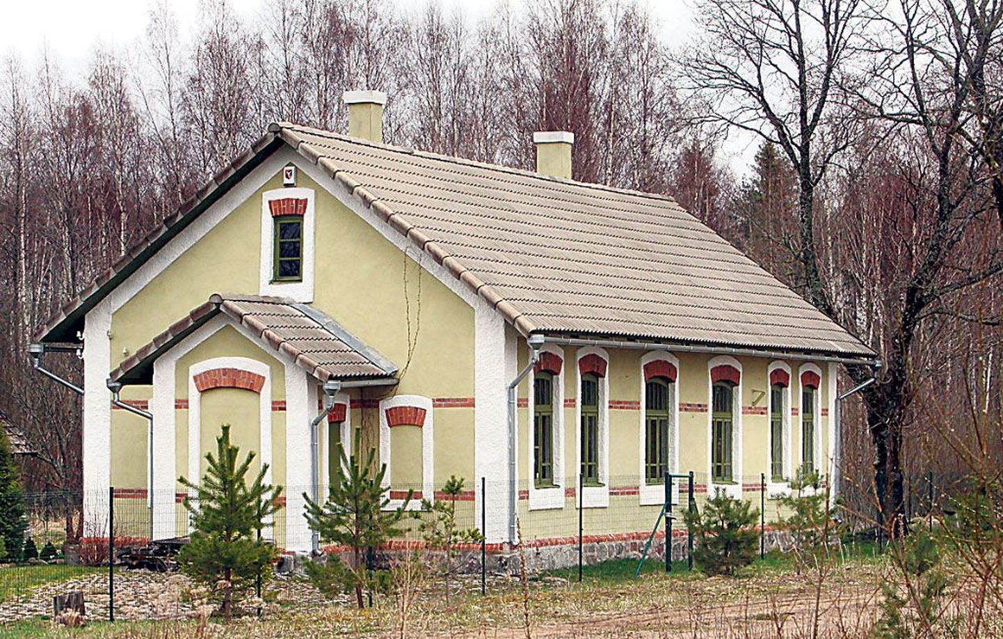Kivist jaamahoone ehitati 1920, kui siitkaudu sõitis Pärnu–Mõisaküla–Valga rong. Elamuks kohandatud maja on eraomandis.