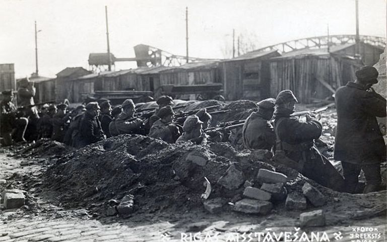 Latvijas armijas karavīri ierakumā Daugavalā. 1919. gada oktobris-novembris. 