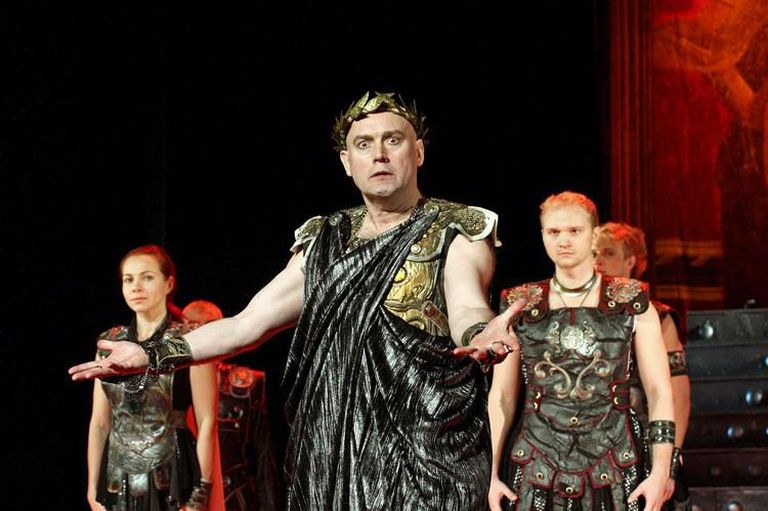 В спектакле "Римская комедия" Виктор Сухоруков играет императора Домициана.