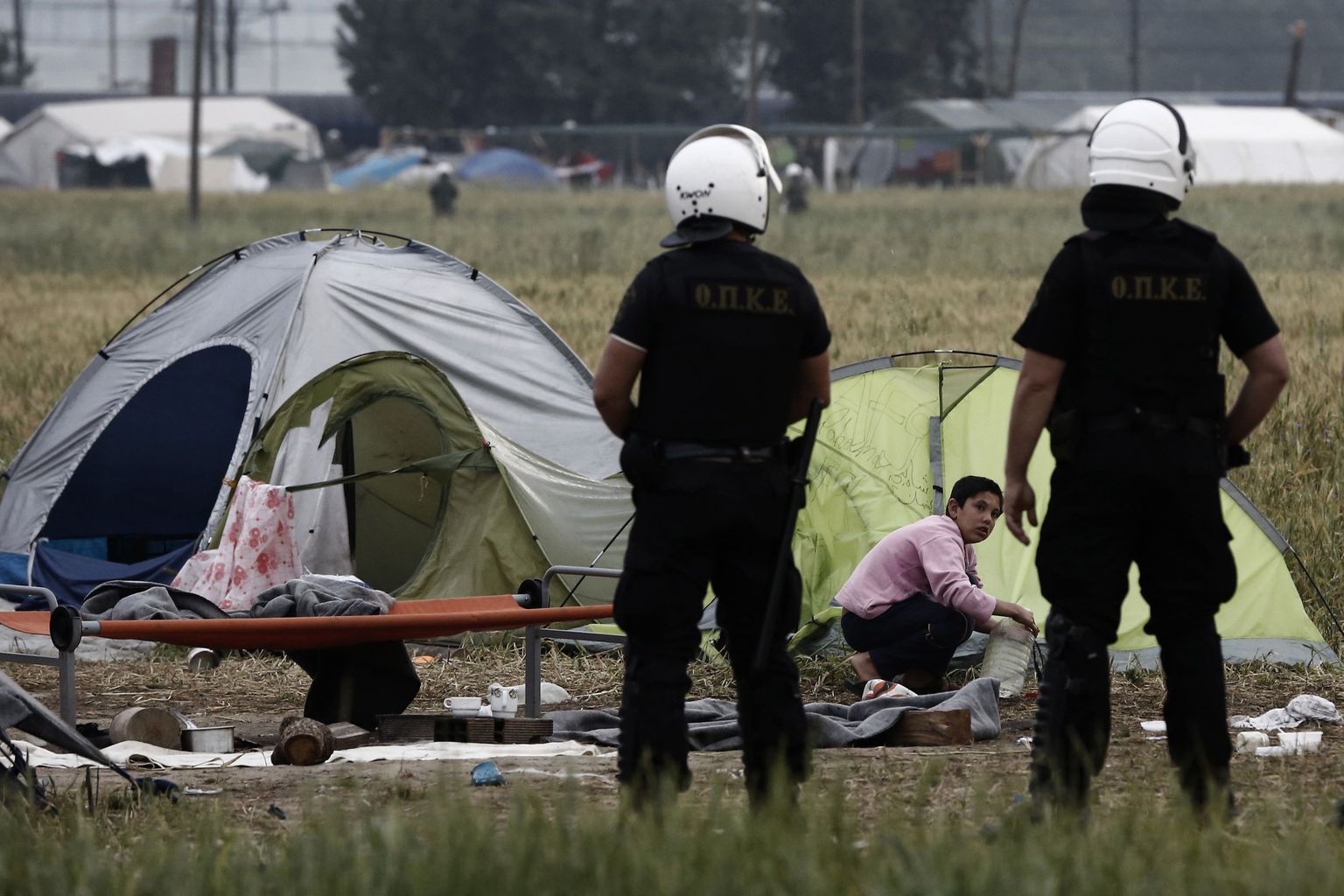 Politseinikud Idomeni lähedal.