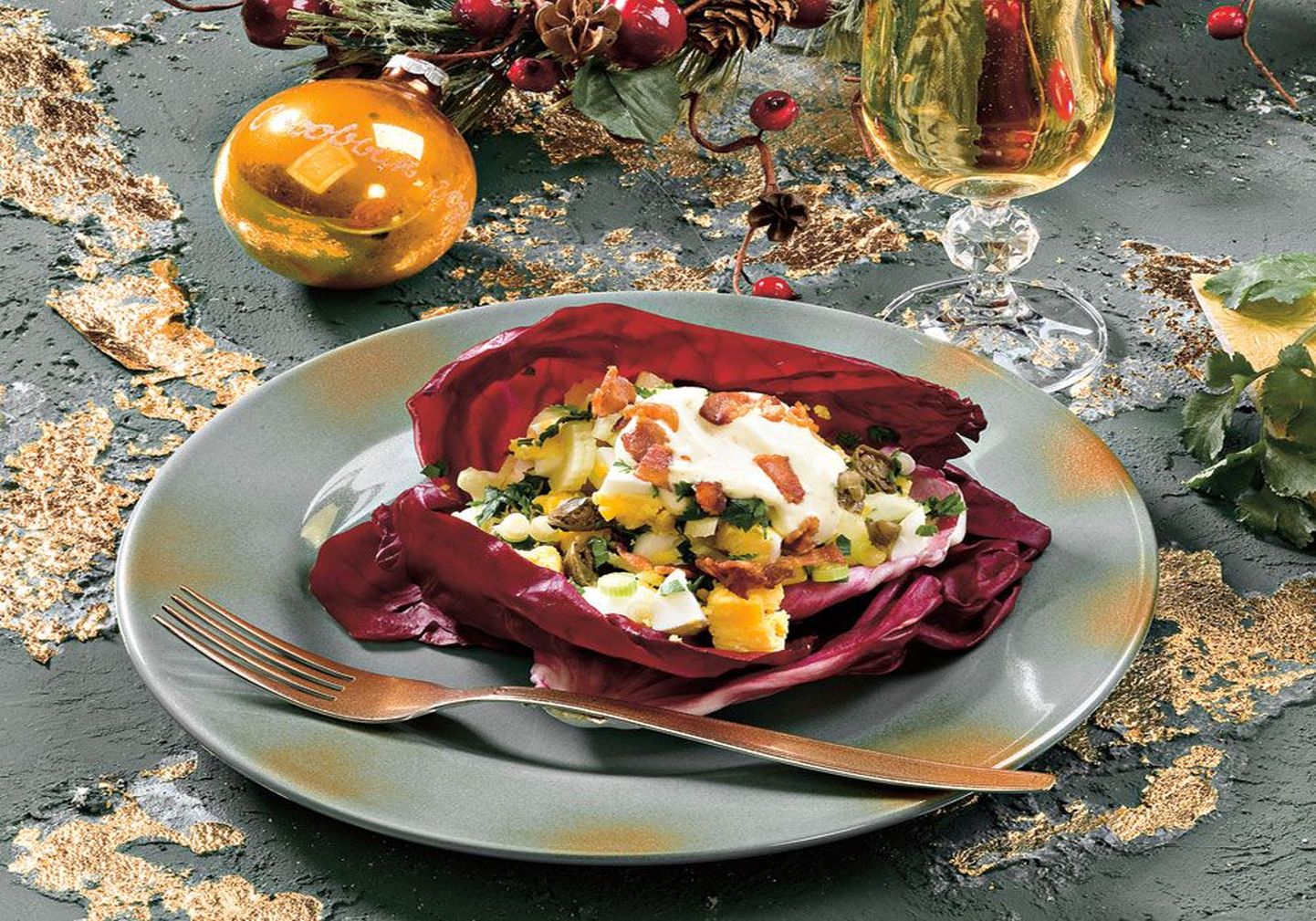 Салат радичио уже своим необычным цветом может служить прекрасным украшением рождественского стола.