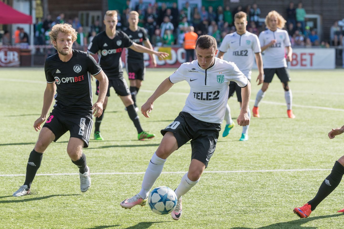 FC Nõmme Kalju -  FC Flora Hiiu staadionil. Palliga Maksim Gussev.