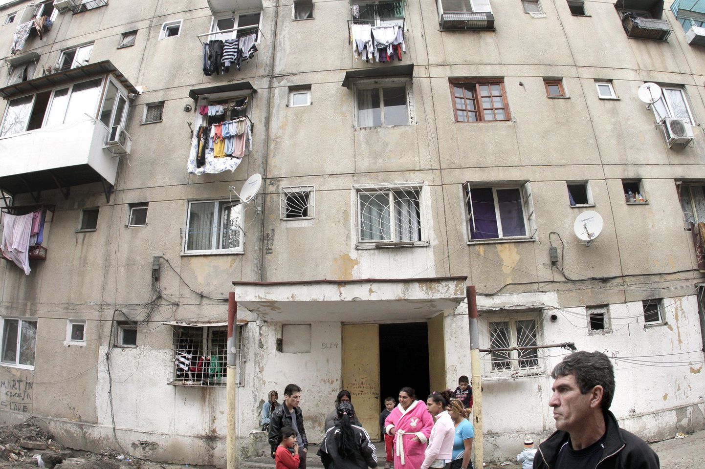 Rumeenia mustlased Bukarestis hoone ees, kus eelmisel nädalal Hispaanias väidetavalt kümneaastasena lapse sünnitanud tüdruk varem elas.