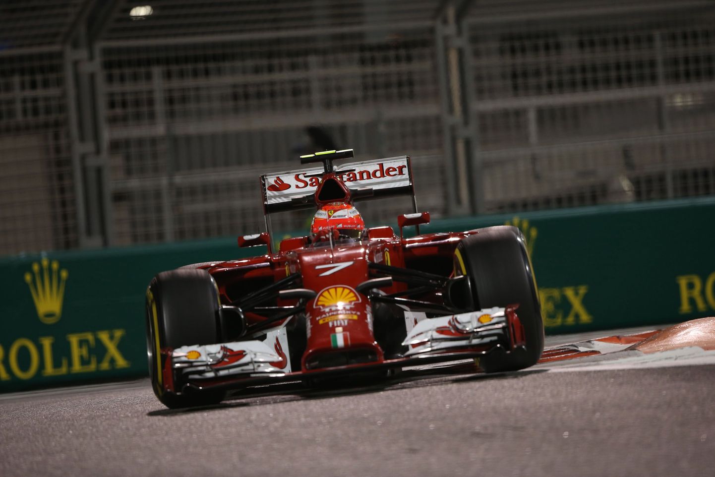 Ferrari sõitja Kimi Räikkönen mulluses masinas F14-T.